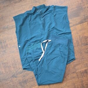 Figs Rafaela Top (XS) & Zamora Joggers (S)